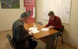 Podpisanie um&oacute;w  na realizację zadania publicznego z zakresu rozwoju sportu w Gminie Ryczyw&oacute;ł w dyscyplinie piłka nożna - drużyna seniorska w 2025 roku.  1
