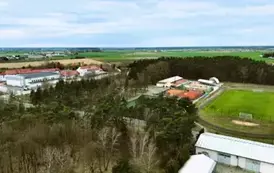 Panorama Ryczywołu, widoczne boiska sportowe, szkoła oraz hala sportowa