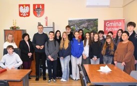 Uczniowie klasy &oacute;smej z Zespołu Szkolno-Przedszkolnego w Ludomach na lekcji WOS w Urzędzie Gminy Ryczyw&oacute;ł- 04.02.2026 r. 1