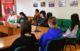 Uczniowie klasy &oacute;smej z Zespołu Szkolno-Przedszkolnego w Ludomach na lekcji WOS w Urzędzie Gminy Ryczyw&oacute;ł- 04.02.2026 r. 3