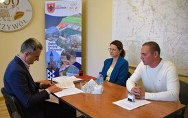 Podpisano umowę na remont świetlicy wiejskiej w Dąbr&oacute;wce Ludomskiej- 28.04.2026 2