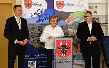 Nagrody W&oacute;jta Gminy Ryczyw&oacute;ł z okazji Dnia Edukacji Narodowej- 15.10.2026 r 25