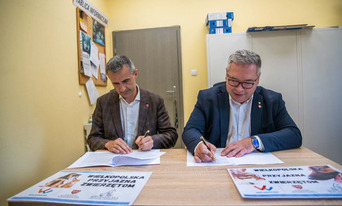 Zdjęcie przedstawia członka Zarządu Województwa Wielkopolskiego -Pana Jacka Bogusławskiego wraz z Wójtem Gminy Ryczywół - Panem Romanem Trzęsimiechem. 