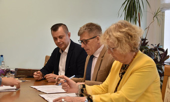 Zdjęcie do Przebudowa drogi powiatowej w Tłukawach &ndash; podpisano...