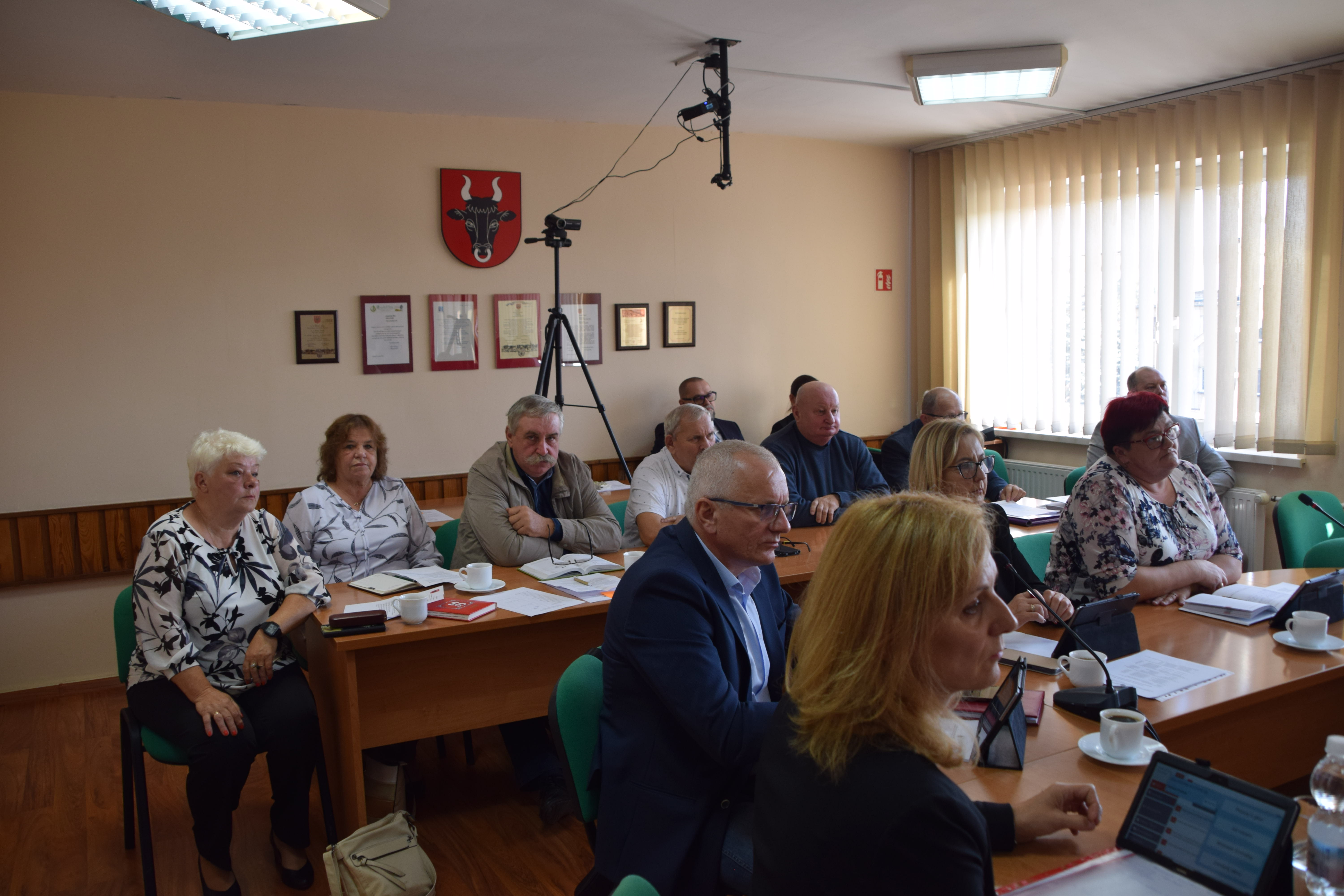 zdjęcie przedstawia zebranych sołtys&oacute;w, mieszkańc&oacute;w i&nbsp;wolnych słuchaczy odczas VI sesji Rady Ryczyw&oacute;ł siedzą oni przy stole na&nbsp;samym końcu sali sesyjnej 