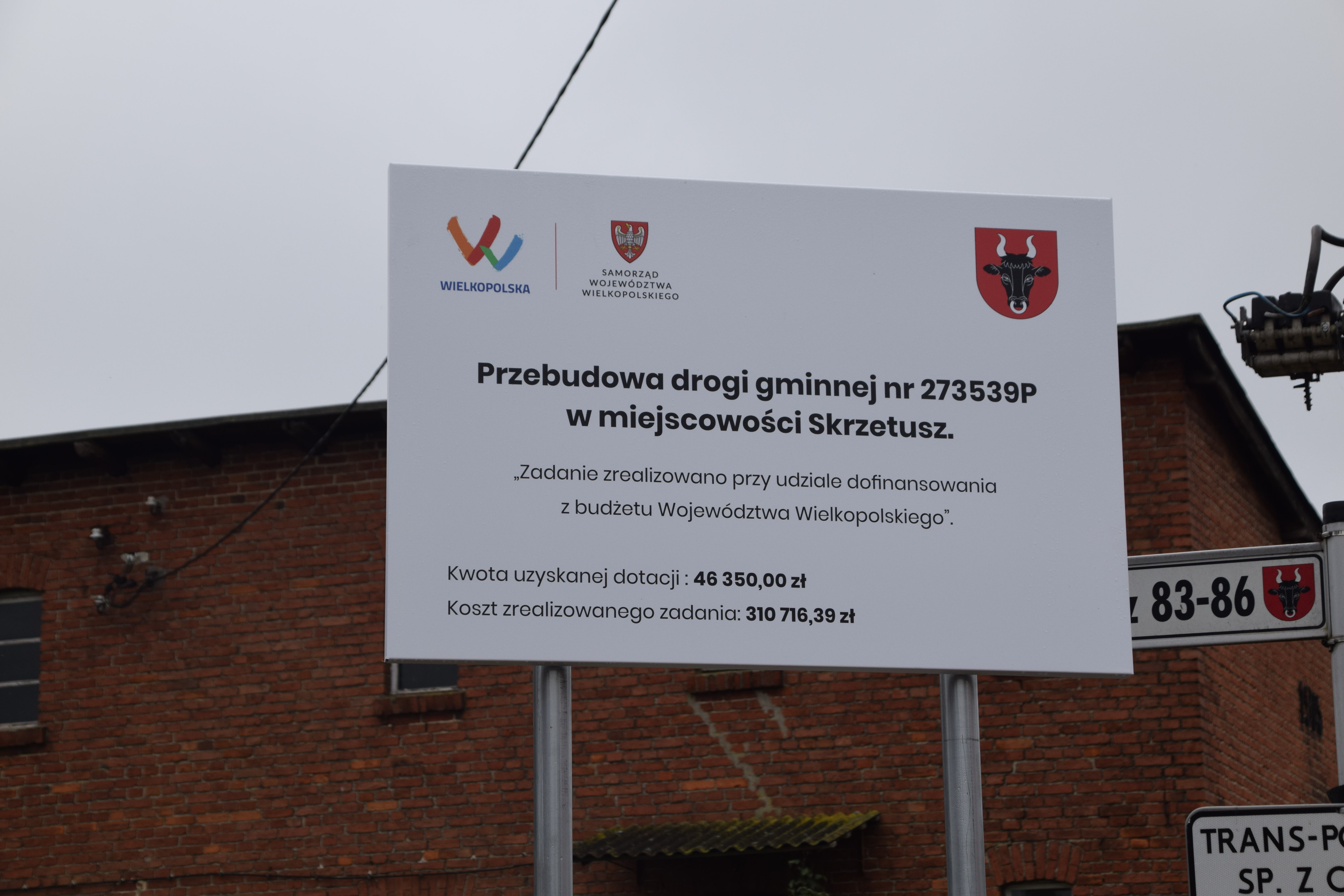 tablica informująca o&nbsp;zrealizowanym zadaniu wyremontowanej grodze gminnej w&nbsp;Skrzetuszu 