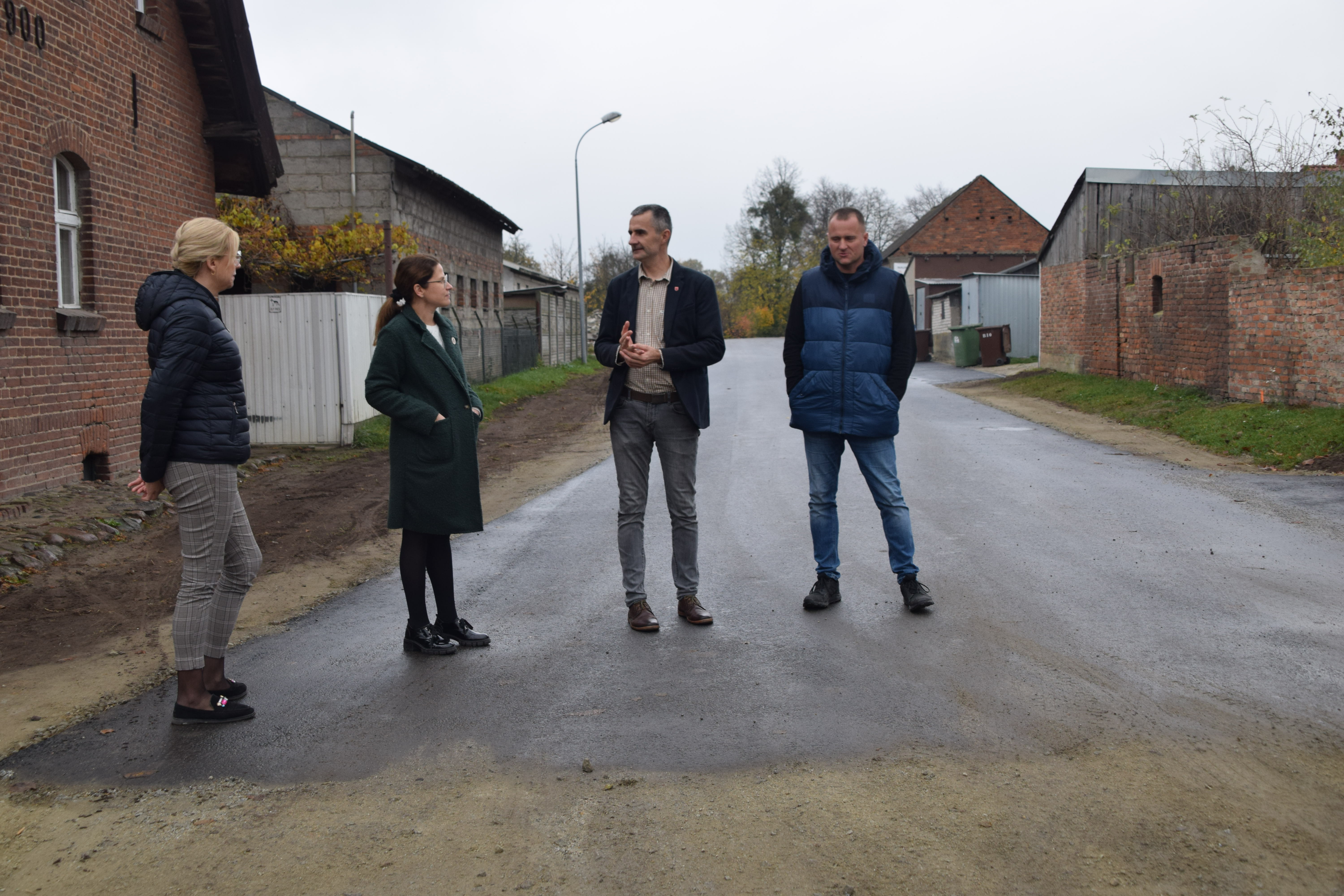 W&oacute;jt Gminy Ryczyw&oacute;ł, Prezes Zarządu firmy Bimex z&nbsp;Rogoźna, Kieronik Referatu Inwestycji i&nbsp;Rozwoju Natalia Janus i&nbsp;pracownik urzędu Żaneta Mielcarek podczas odbioru drogi gminnej w&nbsp;Skrzetuszu rozmawiają o&nbsp;wykonanych pracach na&nbsp;wyremontowanej drodze