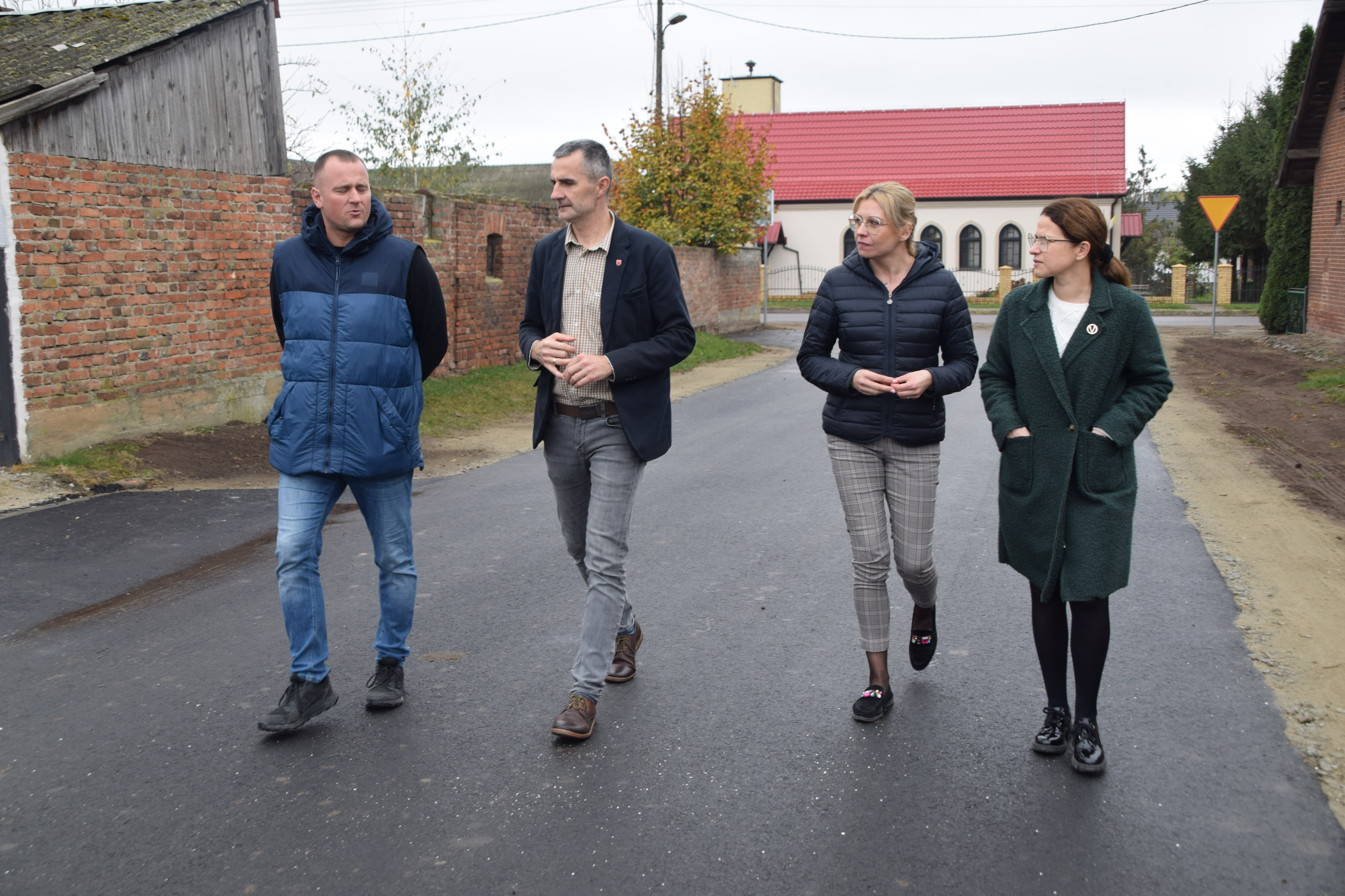 W&oacute;jt Gminy Ryczyw&oacute;ł, Prezes Zarządu firmy Bimex z&nbsp;Rogoźna, Kierownik referatu Inwestycji i&nbsp;Rozwoju oraz&nbsp;pracownik urządu idą nową drogą w&nbsp;Skrzetuszu 