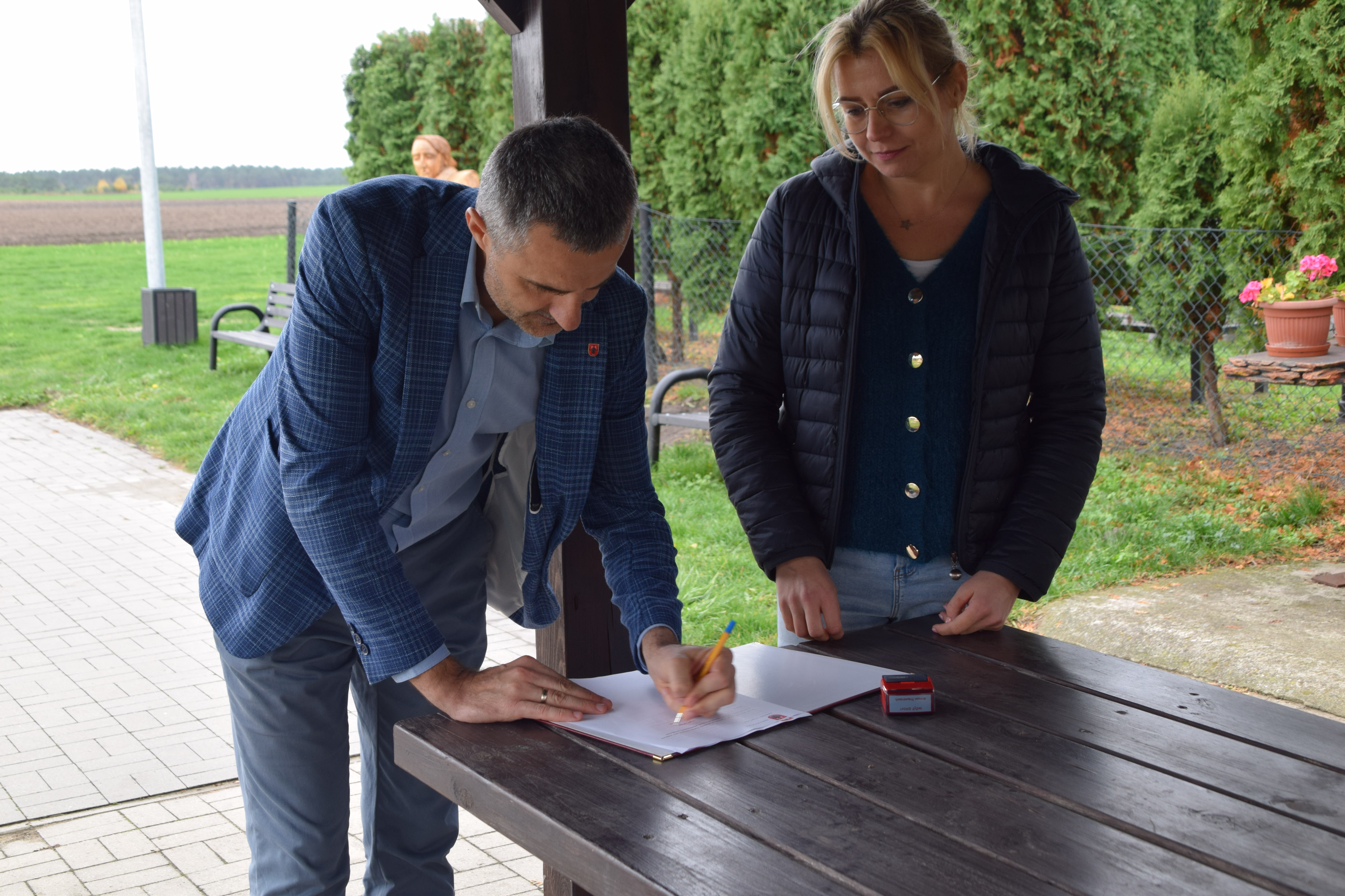 W&oacute;jt Gminy Ryczyw&oacute;ł podpisuje protok&oacute;ł odbioru 