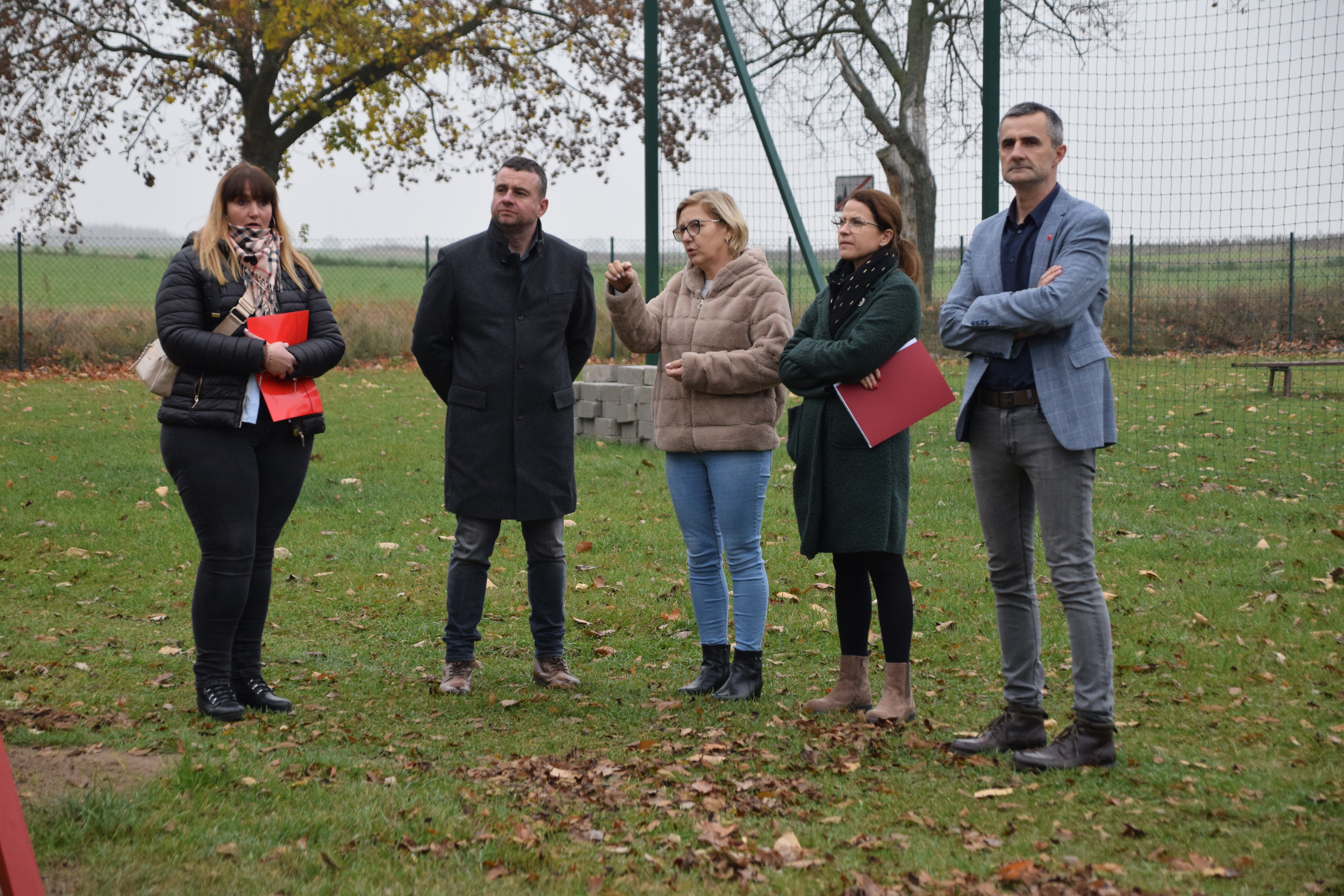 zdjęcie przedstawia W&oacute;jta Gminy Ryczyw&oacute;ł, Kierownik Referatu Inwestycji i&nbsp;Rozwoju Natalię Janus, Sołtys Sołectwa Wiardunki Grażynę Wendlandt oraz&nbsp;Inspektora nadzoru oraz&nbsp;wykonawcę zadania