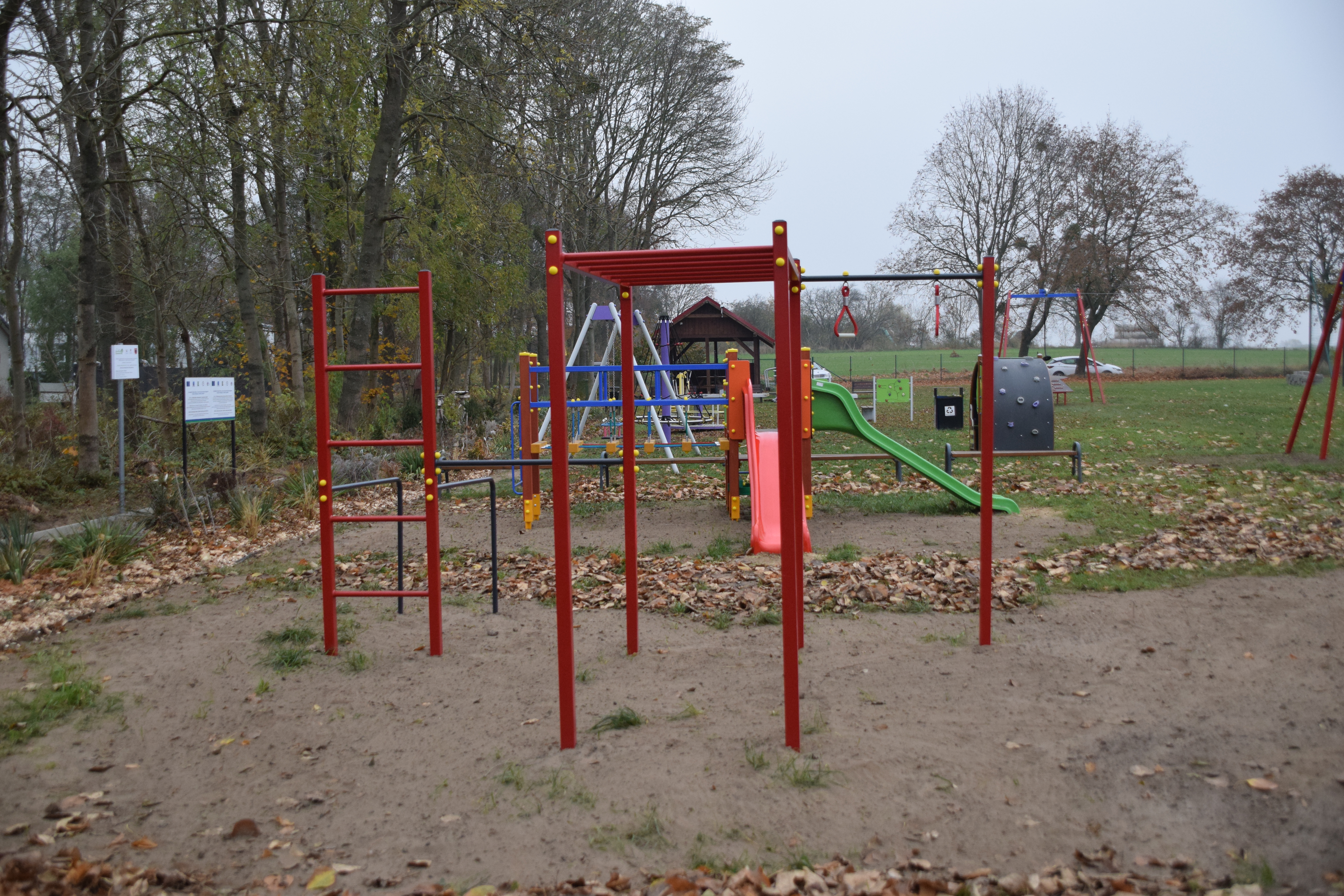 zdjęcie przedstawia nowe elementy placu zabaw