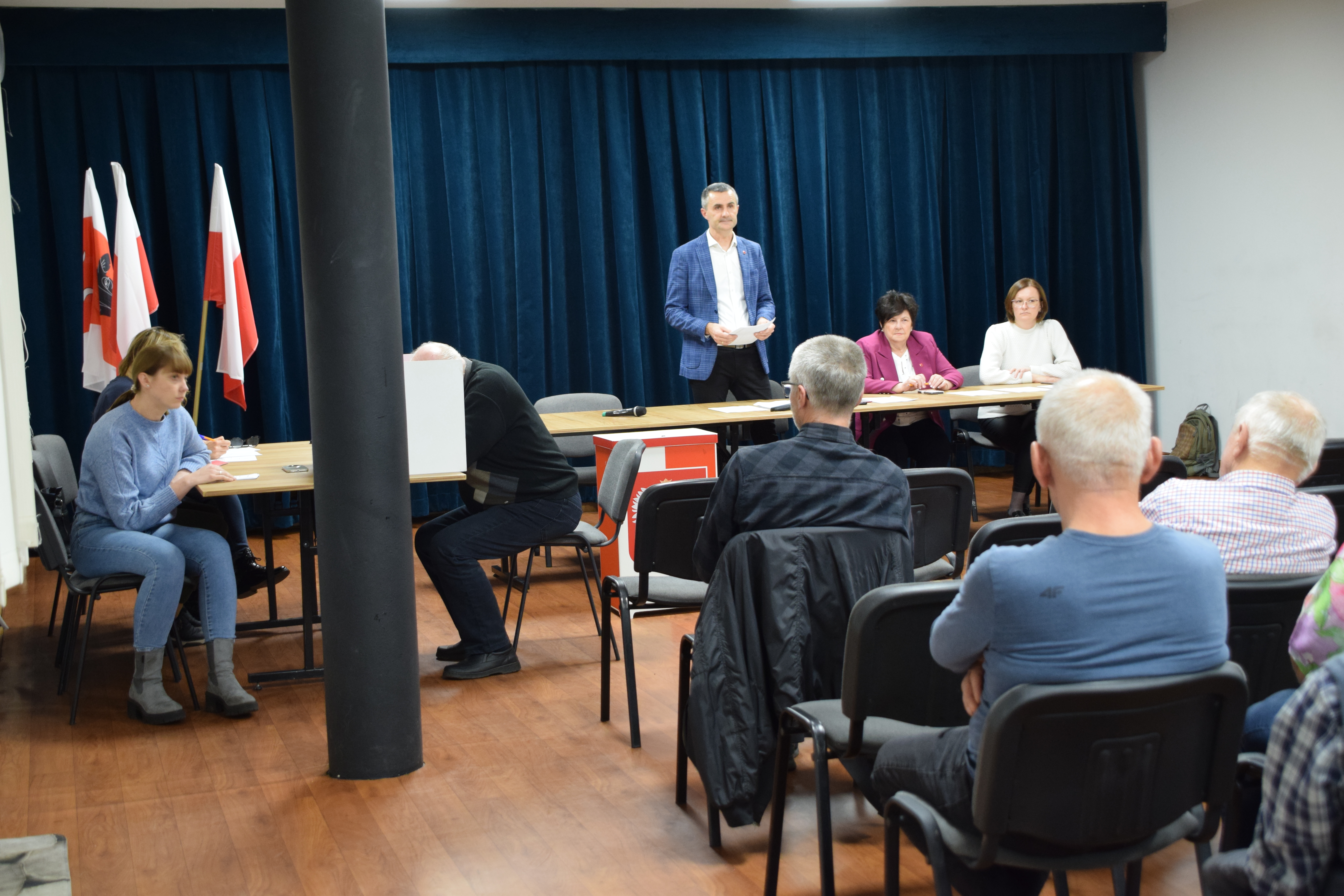 zdjęcie przedstawia zebranych mieszkańvc&oacute;w Ryczywołu w&nbsp;Gminnym Ośrodku Kultury podczas wybor&oacute;w nowego sołtysa, na&nbsp;zdjęciu widoczny jest także W&oacute;jt Gminy Ryczyw&oacute;ł, Zastępca W&oacute;jta i&nbsp;Skarbnik Gminy Ryczyw&oacute;ł