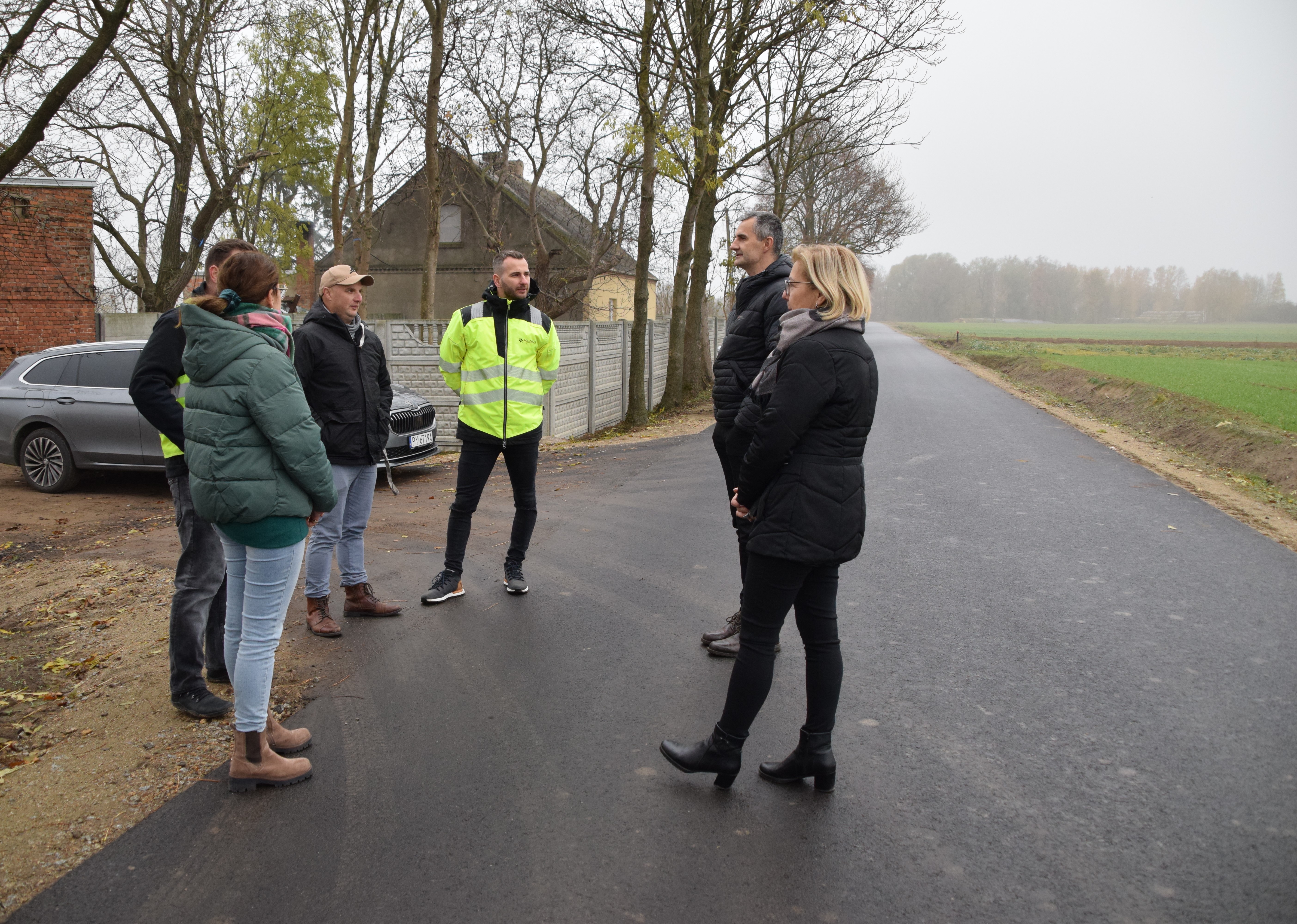 zdjęcie przedstawia W&oacute;jta Gminy Ryczyw&oacute;ł, Przedstawicieli fimy wykonującej inwestycje, Kierownika rob&oacute;t, Inspektora nadzoru i&nbsp;sołtys Sołectwa Wiardunki stojących na&nbsp;poboczu wyremontowanej drogi Wiardunki- Gorzewko 