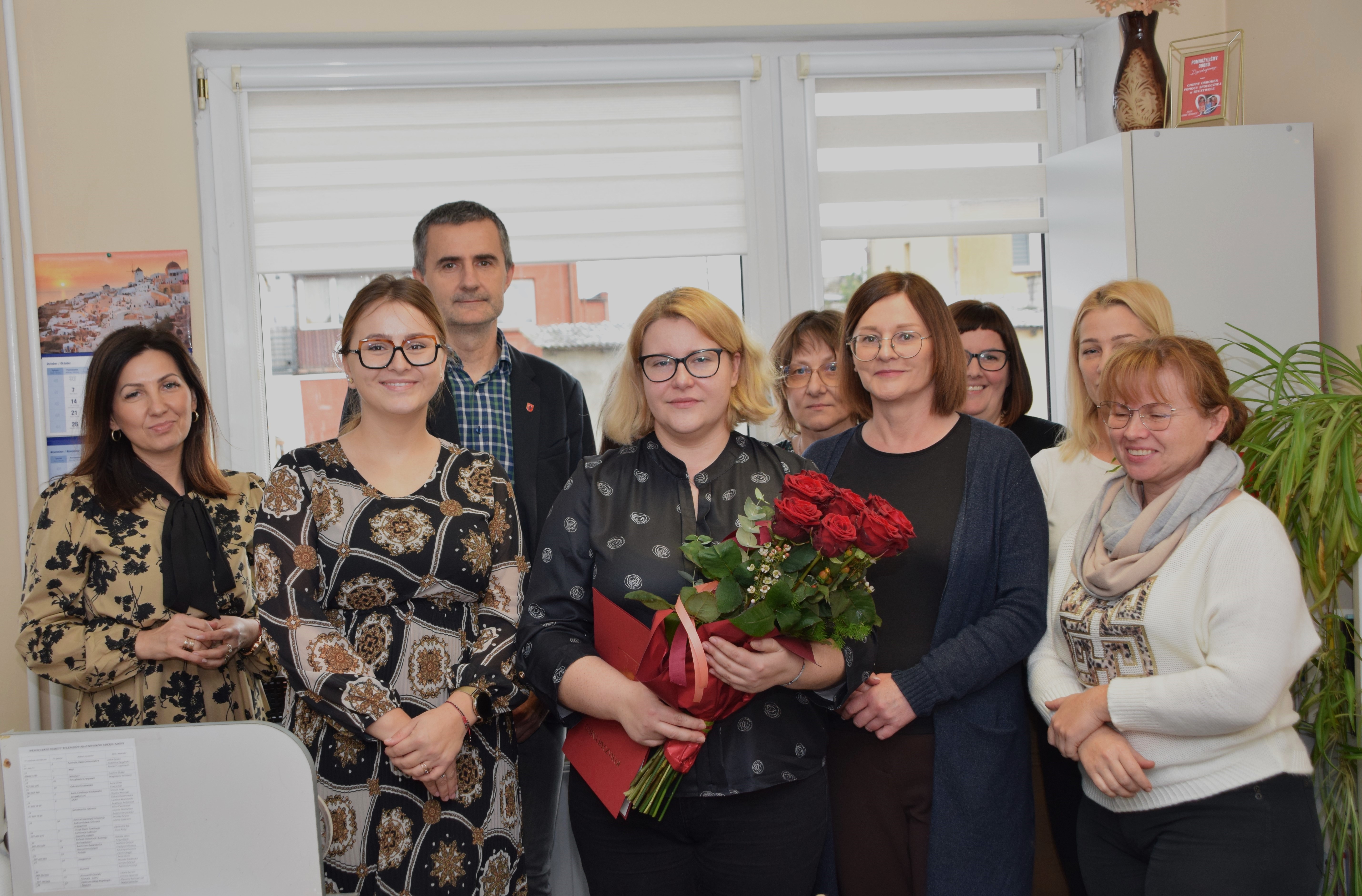 zdjęcie przedstawia W&oacute;jta Gminy Ryczyw&oacute;l, Kierownik GOPS i&nbsp;pracownik&oacute;w GOPS na&nbsp;spotkaniu z&nbsp;okazji Dnia Pracownika Socjalnego
