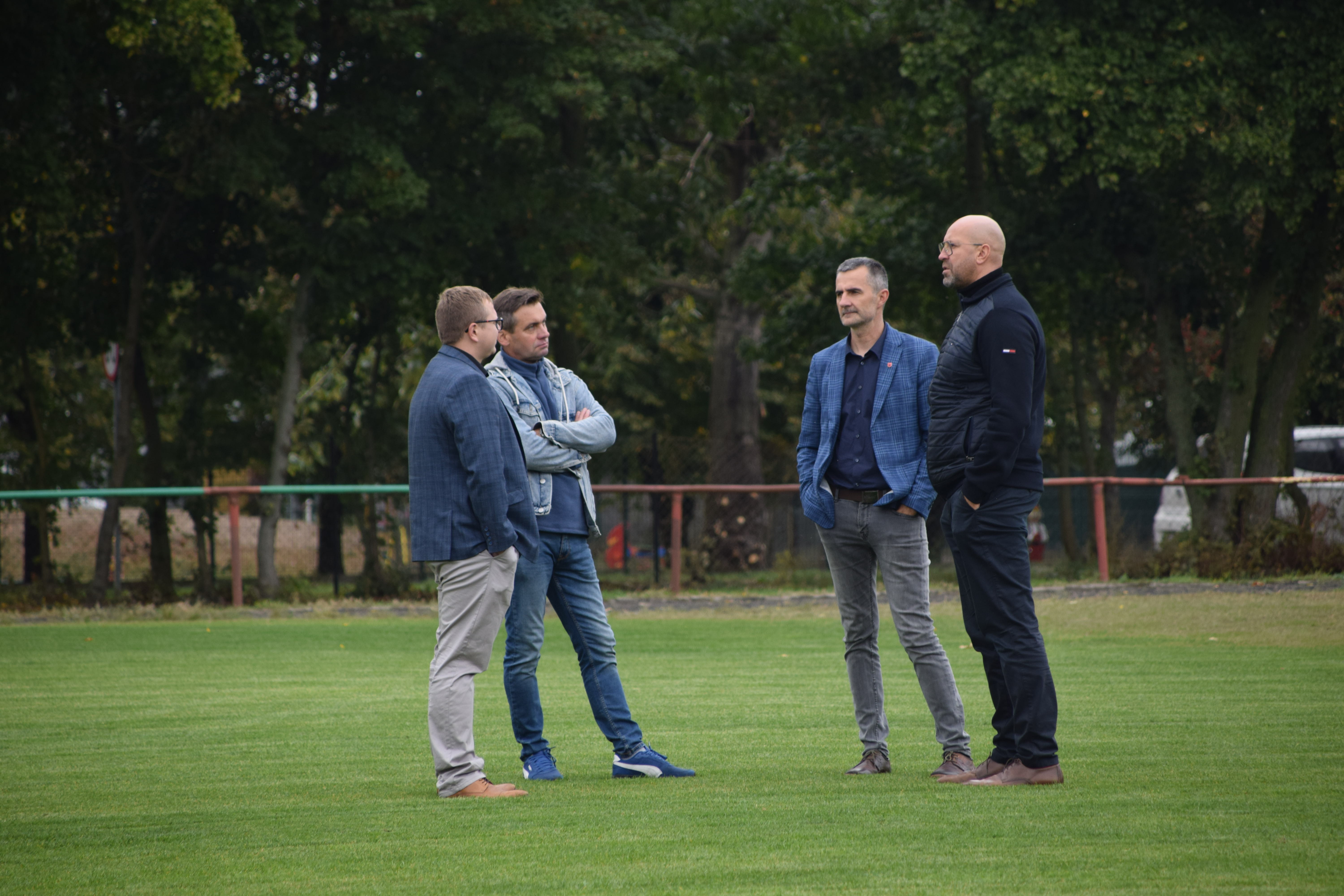 wizyta Posła Jakuba Rutnickiego na&nbsp;Stadionie w&nbsp;Ryczywole, na&nbsp;zdjęciu W&oacute;jt Gminy Ryczyw&oacute;ł, Poseł Jakub Rutnicki, Przewodniczący Rady Gminy Szymon Chmielewski, Prezes KS Golnica