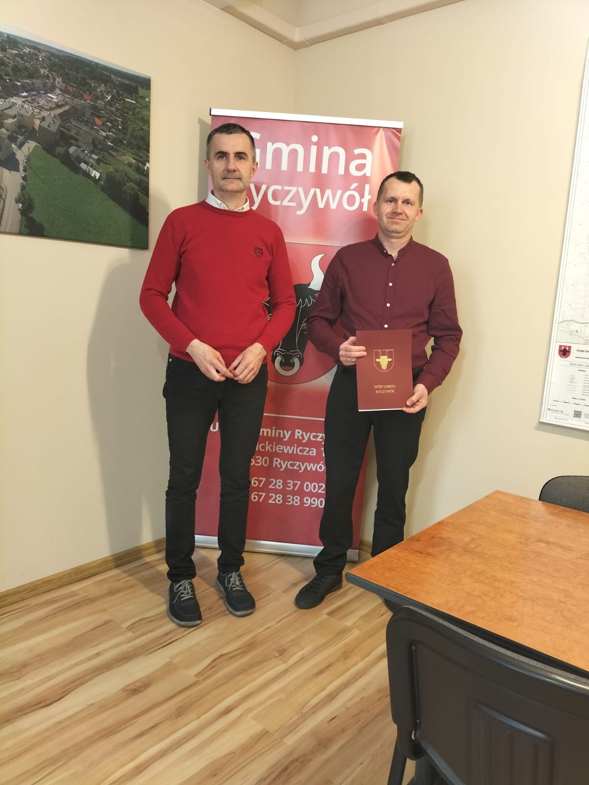 Zdjęcie przedstawia W&oacute;jta Gminy Ryczyw&oacute;ł oraz&nbsp;Pana Mateusza Włodarczyka 