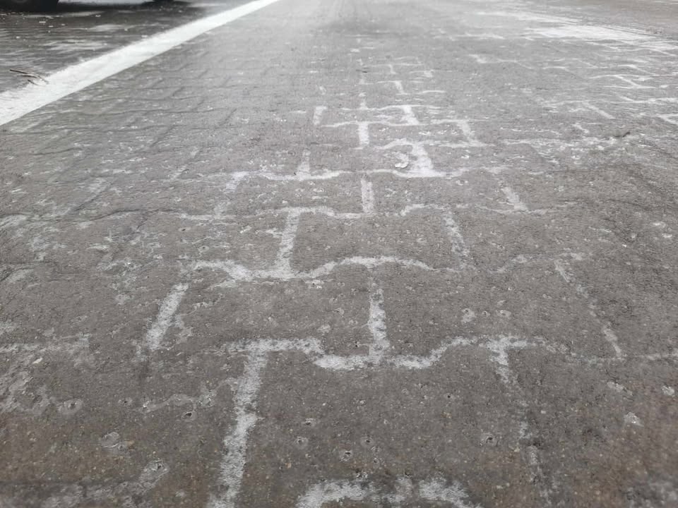 Zdjęcie oblodzonego chodnika 