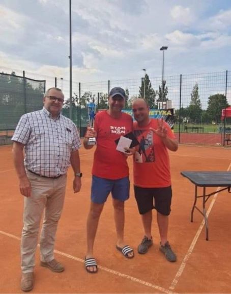 Na zdjeciu znajduja się od lewej Wójt Gminy Ryczywól Pan Henryk Szrama, Zdobywca drugiego miejsca w Turnieju o Puchar Wójta Gminy Ryczywół oraz Pan Dariusz Łata Na zdjeciu znajduja się od lewej Wójt Gminy Ryczywól Pan Henryk Szrama, Zdobywca drugiego miejsca w Turnieju o Puchar Wójta Gminy Ryczywół oraz Pan Dariusz Łata