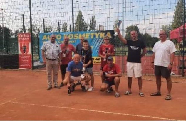 Na zdjeciu znajduje się Wójt Gminy Ryczywół Pan Henryk Szrama, Pan Dariusz Łata oraz uczestnicy Turnieju o Puchar Wójta Gminy Ryczywół Na zdjeciu znajduje się Wójt Gminy Ryczywół Pan Henryk Szrama, Pan Dariusz Łata oraz uczestnicy Turnieju o Puchar Wójta Gminy Ryczywół