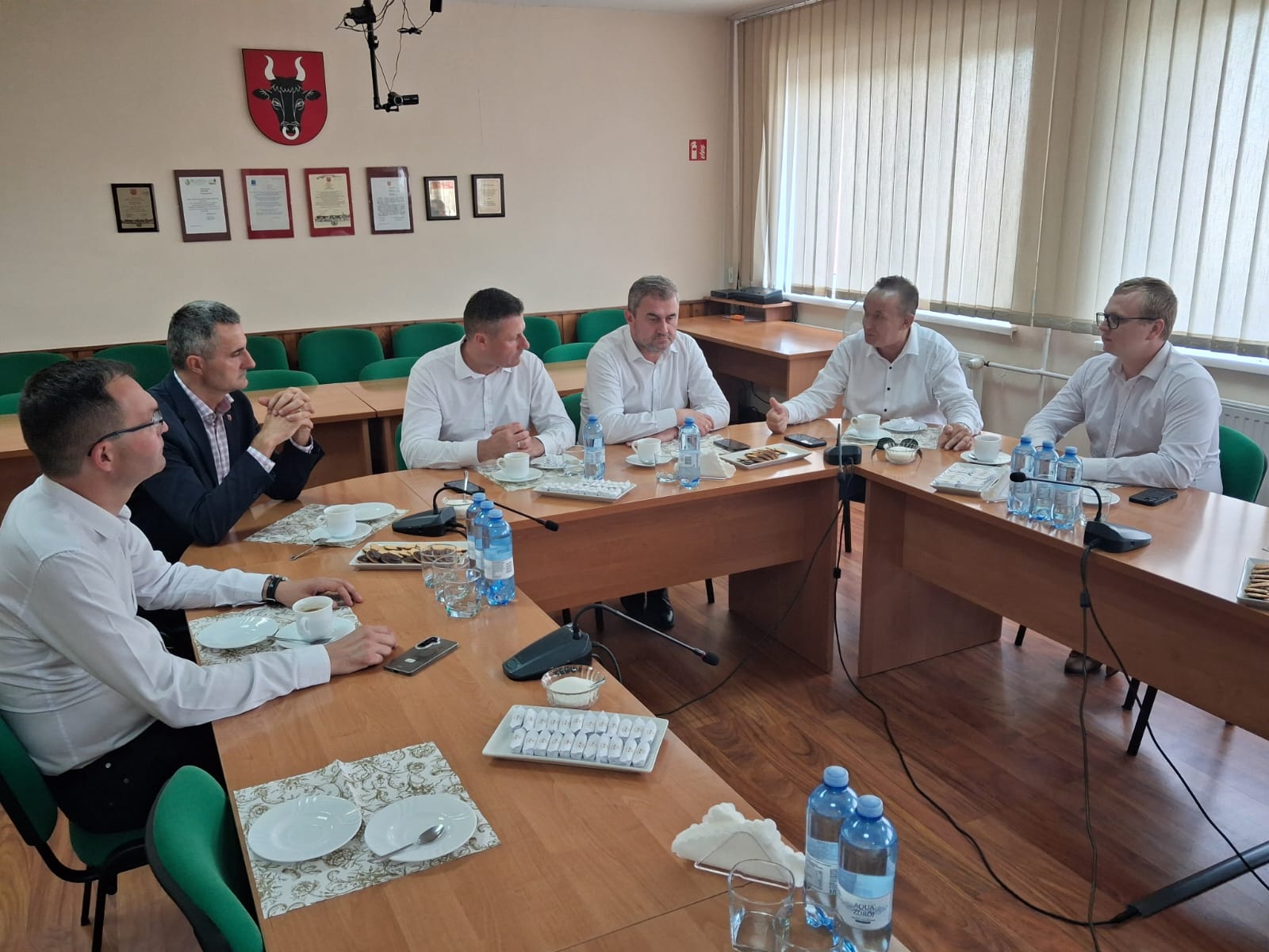 Zdjęcie przedstawia Wiceministera Infrastruktury Stanisława Bukowiec, Posła Krzysztofa Paszyk, Wicewojewodę Wielkopolskiego Jarosława Maciejewski, Członka Zarządu Powiatu Obornickiego Błażeja Cisowski oraz&nbsp;W&oacute;jta Gminy Ryczyw&oacute;ł Romana Trzęsimiech i&nbsp;Przewodniczącego Rady Gminy Ryczyw&oacute;ł Szymona Chmielewski