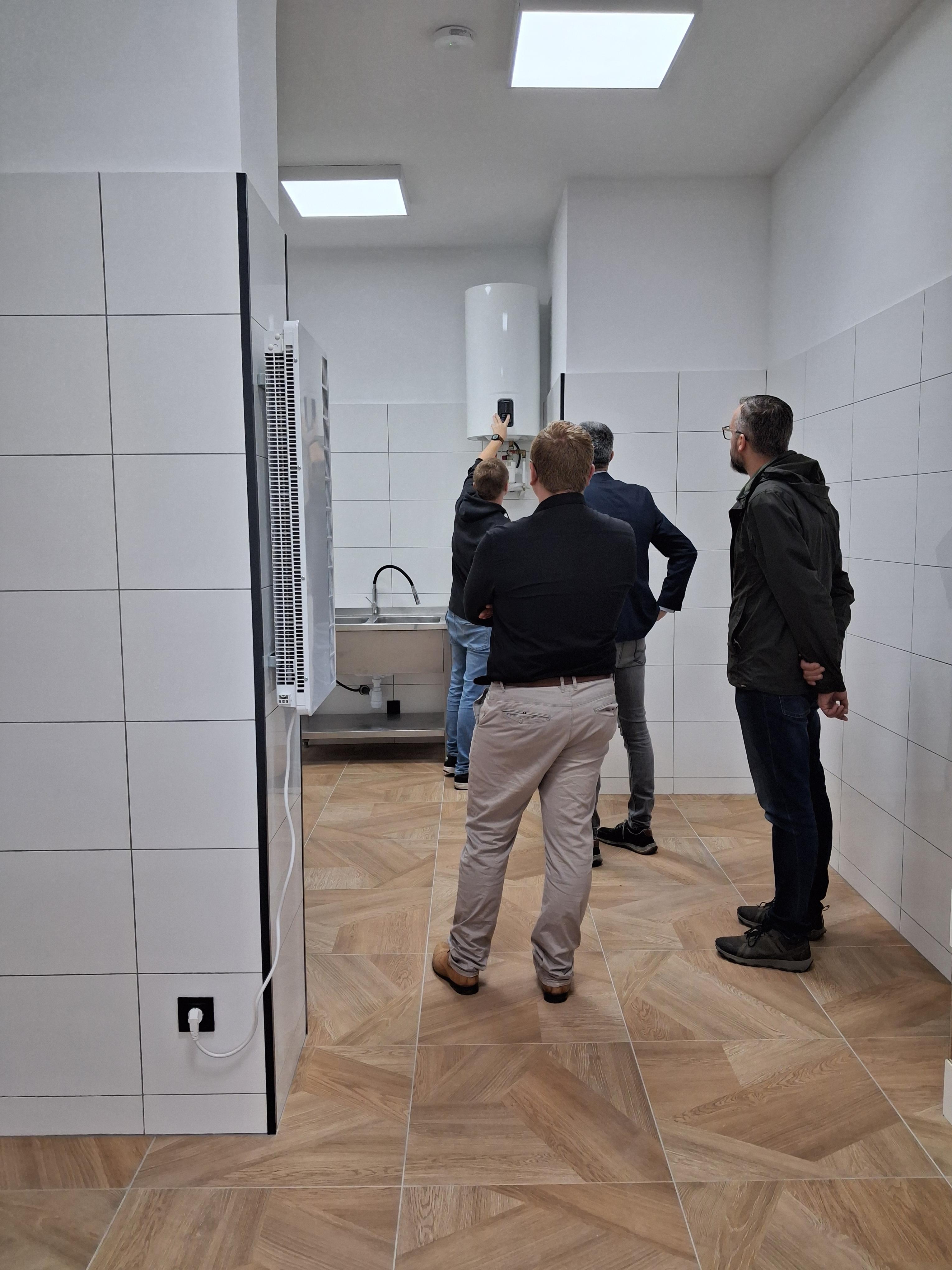  Zdjęcie przedstawia wnętrze świetlicy wiejskiej w&nbsp;Dąbr&oacute;wce Ludomskiej