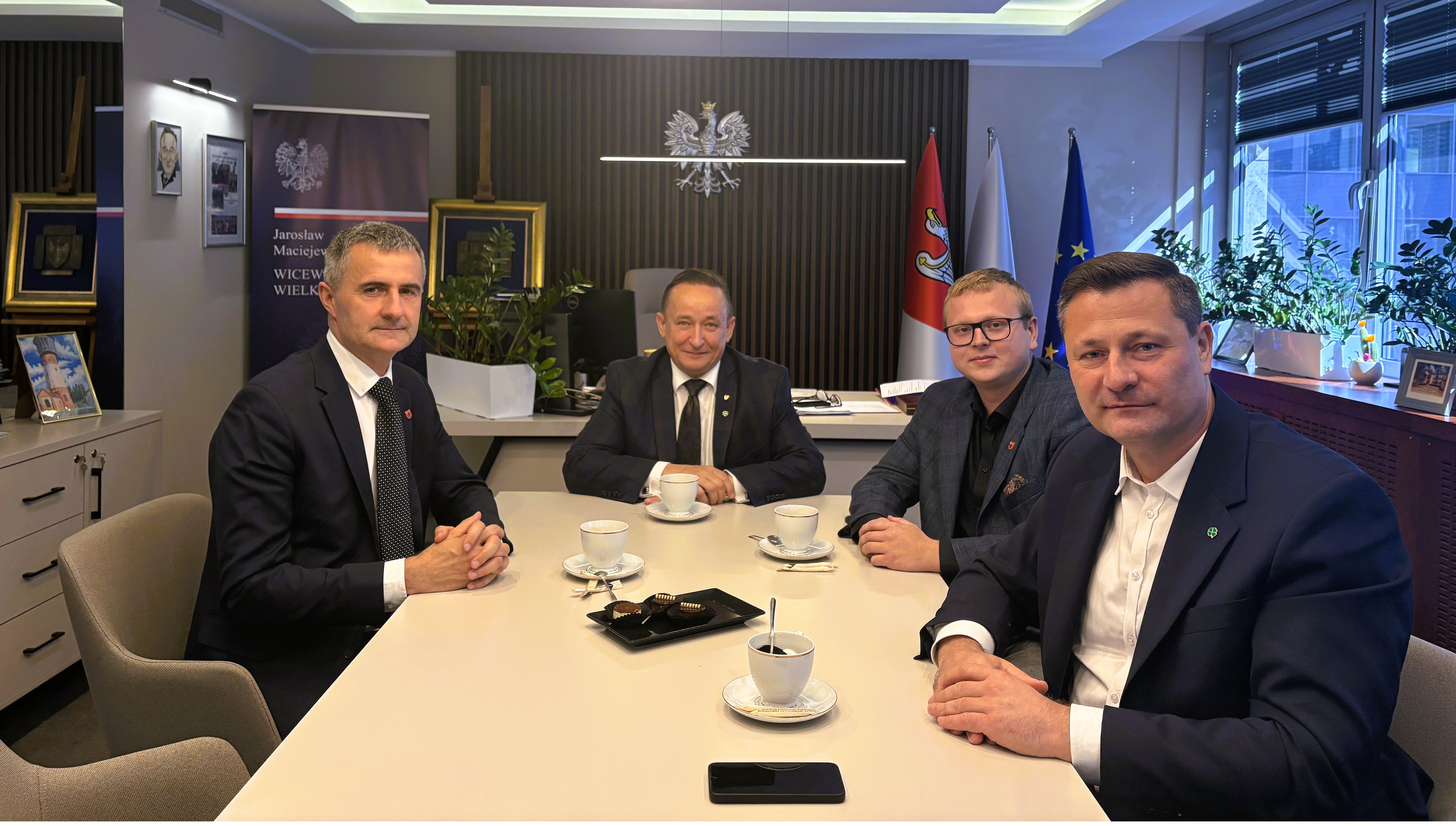 Zdjęcie przedstawia W&oacute;jt Gminy Ryczyw&oacute;ł Romana Trzęsimiecha, Przewodniczącego Rady Gminy Ryczyw&oacute;ł Szymona Chmielewskiegoraz II Wicewojewodę Wielkopolskiego Jarosława Maciejewskiego oraz&nbsp;Poseła na&nbsp;Sejm RP Krzysztofa Paszyka
