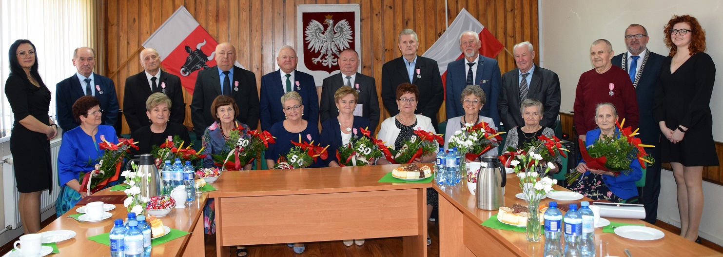 1. Zdjęcie przedstawia Złotych i&nbsp;Diamentowych Jubilat&oacute;w wraz z&nbsp;W&oacute;jtem Gminy, Kierownikiem USC oraz&nbsp;pracownikiem UG
