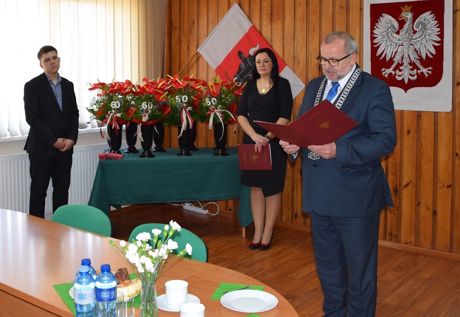 3. Zdjęcie przedstawia przemawiającego W&oacute;jta Gminy wraz z&nbsp;Kierownikiem USC i&nbsp;lokalnym artystą