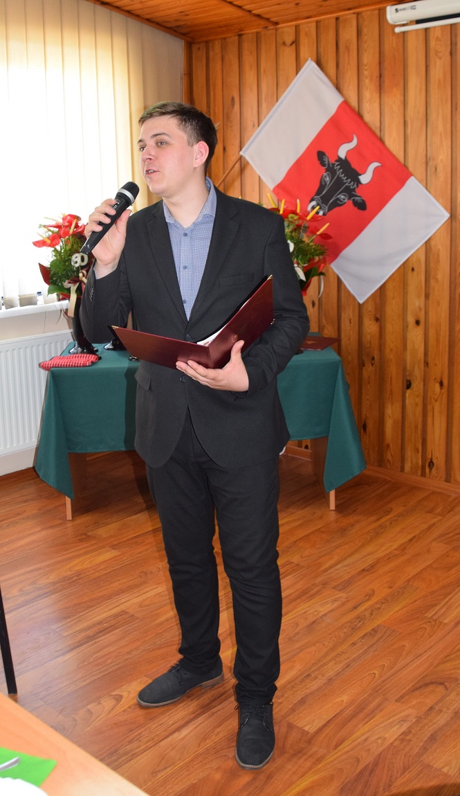 5. Zdjęcie przedstawia śpiewającego lolalnego artystę
