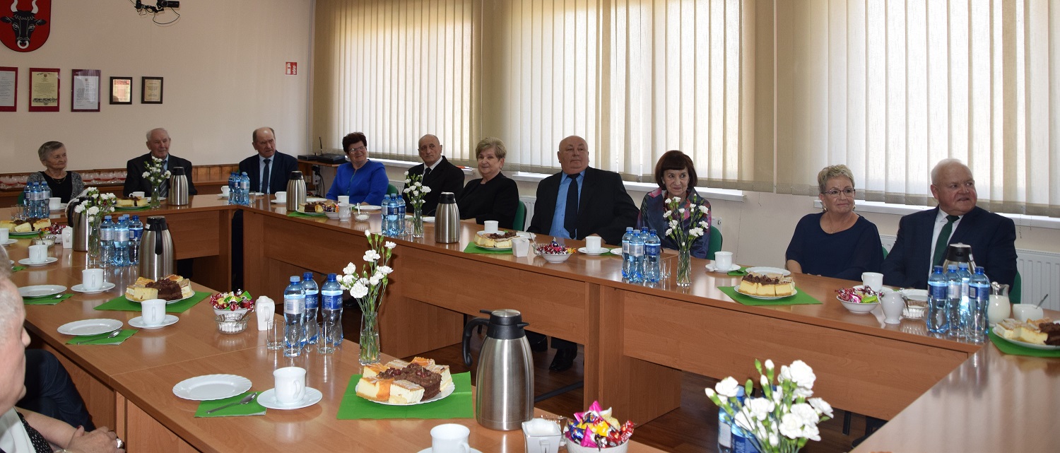 6. Zdjęcie przedstawia siedzących przy stole Jubilat&oacute;w