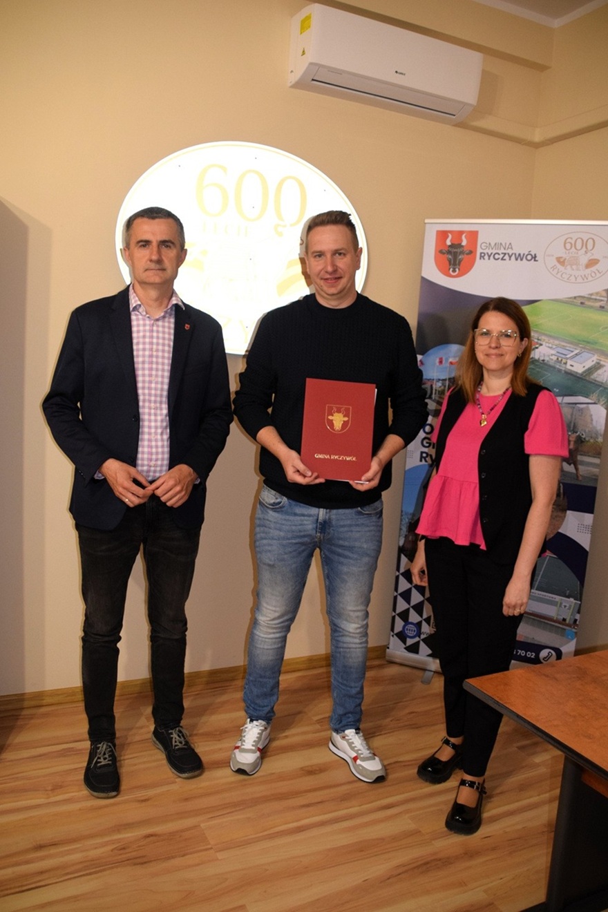 Zdjęcie przedstawia W&oacute;jta Gminy Ryczyw&oacute;ł, przedstawiciela firmy MG System Pana Maurycego Grabus oraz&nbsp;Kierownika Referatu Inwestycji i&nbsp;Rozwoju &ndash; Panią Natalię Janus. 