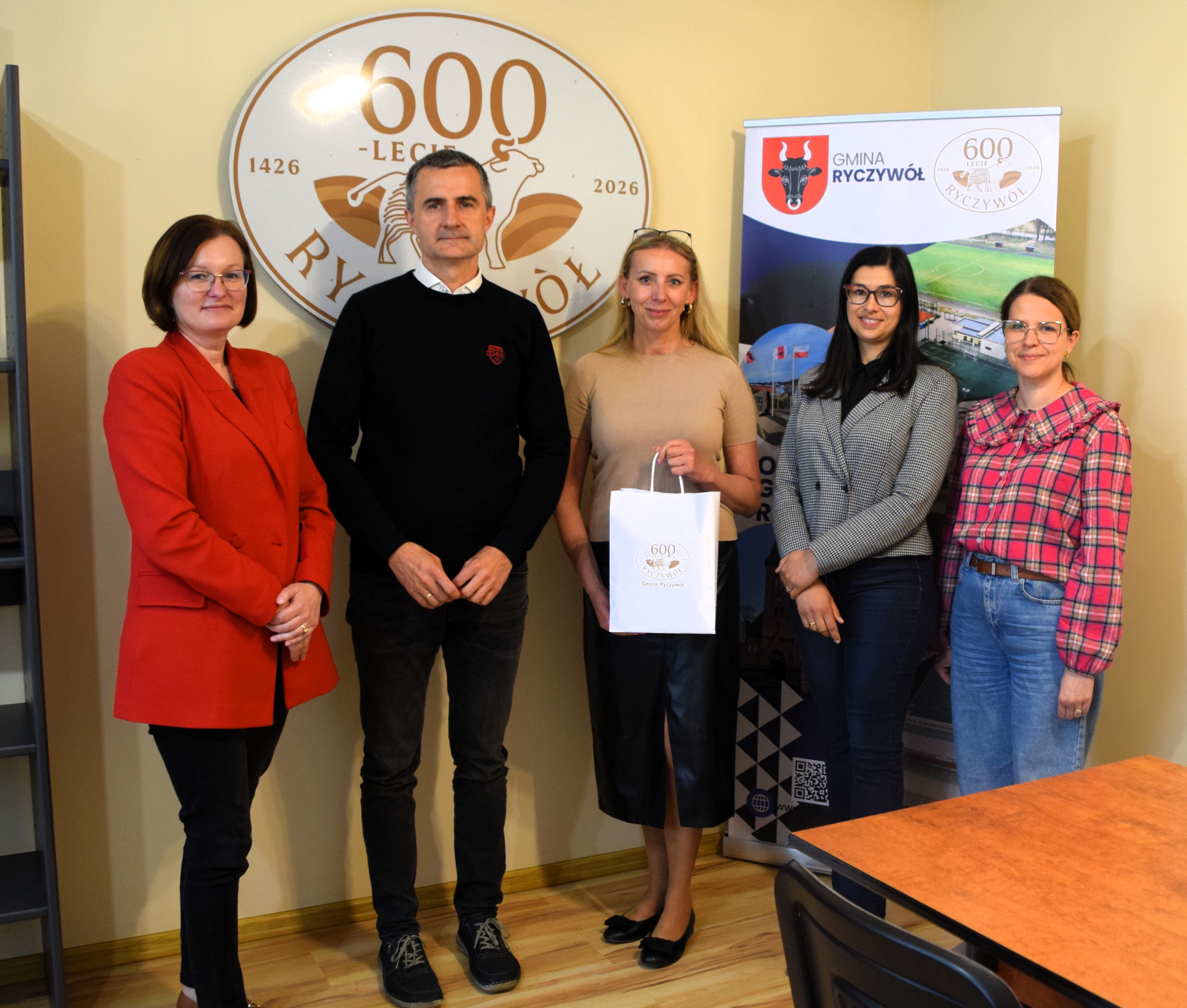 Zdjęcie przedstawia: Skarbnik Gminy- Agnieszka Kostyk, W&oacute;jt Gminy- Roman Trzęsimiech, Prezes LGD Kraina Trzech Rzek- Małgorzata Najdek, Sekretarz Gminy - Ewelina Mulka, Kierownik Referatu Inwetsycji i&nbsp;Rozwoju - Natalia Janus