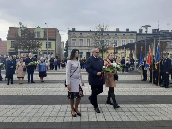 Zdjecie przedstawia Sekretarza Gminy Ryczywół Panią Ewelinę Mulkę, Wójta Gminy Ryczywół Pana Henryka Szramę oraz Pracownika Urzędu Gminy Panią Monikę Grynię podczas składania wiązanki kwiatów pod obeliskiem Zdjecie przedstawia Sekretarza Gminy Ryczywół Panią Ewelinę Mulkę, Wójta Gminy Ryczywół Pana Henryka Szramę oraz Pracownika Urzędu Gminy Panią Monikę Grynię podczas składania wiązanki kwiatów pod obeliskiem