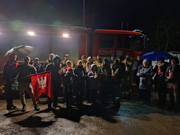 Na zdjęciu znajdują się uczestnicy obchodów rocznicy wyzwolenia Ryczywołu 