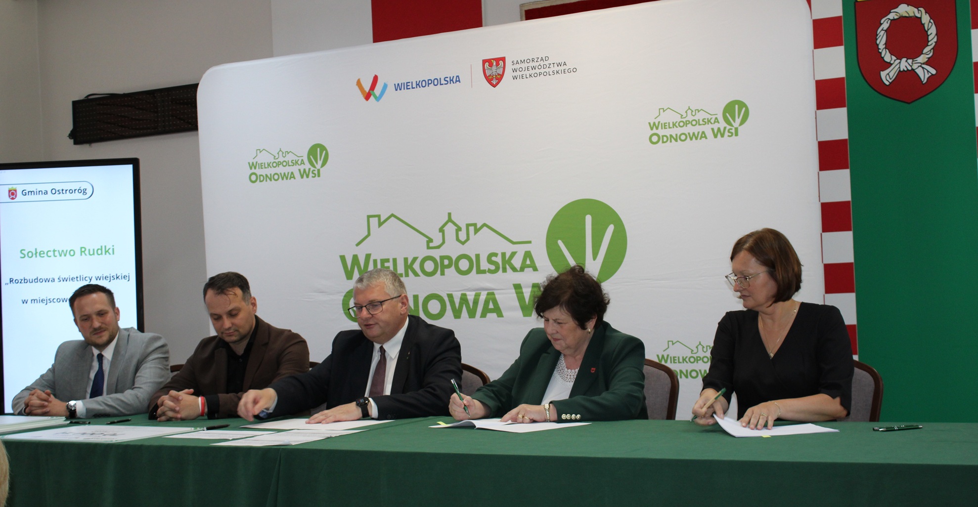 Zdjęcie podczas podpisywania umowy na&nbsp;dofinansowanie 