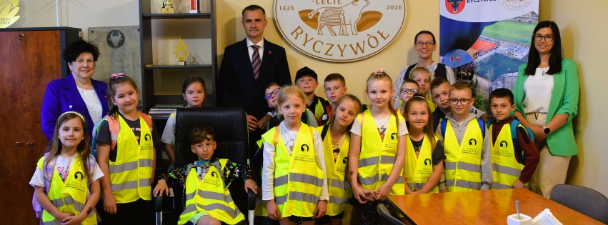 Pierwszaki z&nbsp;wizytą w&nbsp;Urzędzie Gminy Ryczyw&oacute;ł