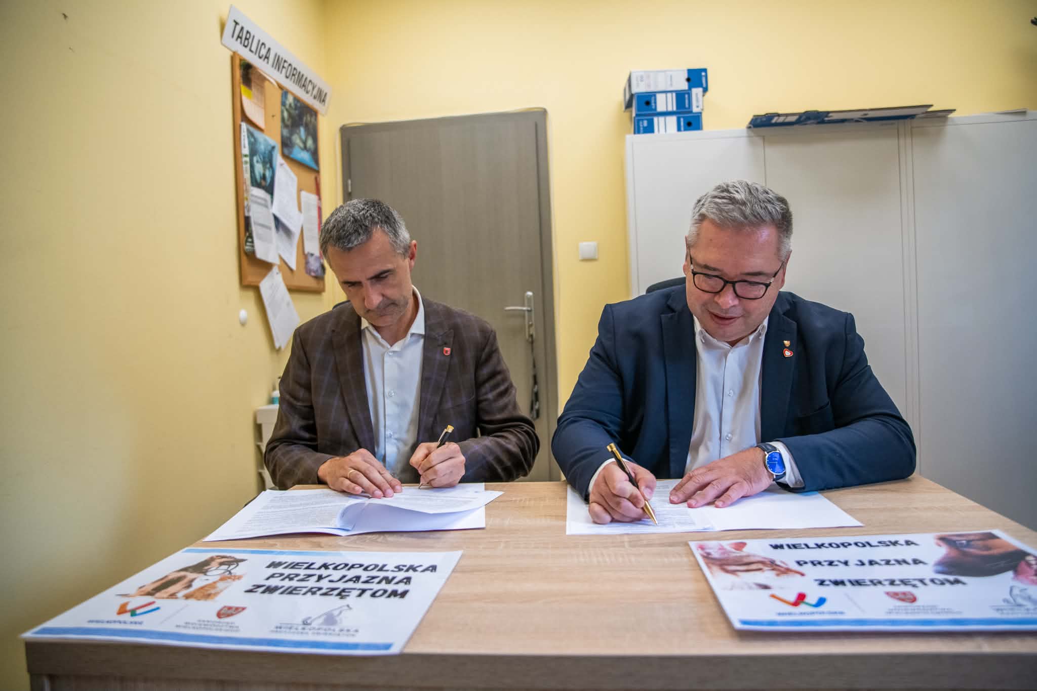 Zdjęcie przedstawia członka Zarządu Wojew&oacute;dztwa Wielkopolskiego -Pana Jacka Bogusławskiego wraz z&nbsp;W&oacute;jtem Gminy Ryczyw&oacute;ł - Panem Romanem Trzęsimiechem. 