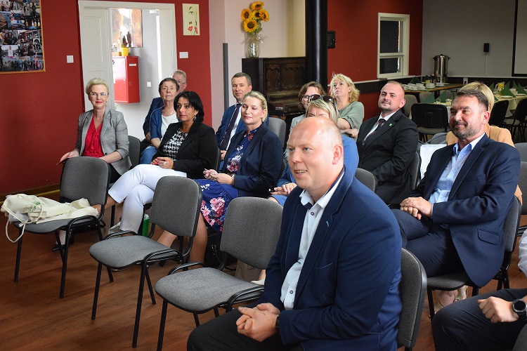 Na zdjęciu znajduja się siedzący na krzesłach zaproszeni goście wójtowie, burmistrzowie i skarbnicy zaproszonych gmin Miasta i Gminy Oborniki, Miasta i Gminy Szamotuły, Miasta i Gminy Ostroróg, Gmina Czarnków, Miasto i Gmina Wieleń, Gmina Drawsko na podpisanie umów o dofinansowanie 