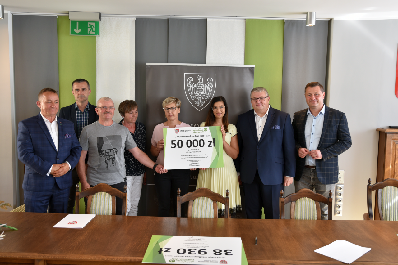 Na zdjeciu znajdują się od lewej Wiceprzewodniczącego Sejmiku Województwa Wielkopolskiego Pan Jarosław Maciejewski, Radny Rady Gminy Ryczywół Pan Roman Trzęsimiech, Mieszkańcy Sołectwa Wiardunki Pan Grzegorz Krajkowski i Pani Gabriela Napierała, Sołtys Sołectwa Wiardunki Pani Grażyna Wendlandt, Zastępca Wójta Gminy Ryczywół Pani Ewelina Mulka, Marszałek Województwa Wielkopolskiego Pan Krzysztof Grabowski oraz Poseł na Sejm RP Krzysztof Paszyk Na zdjeciu znajdują się od lewej Wiceprzewodniczącego Sejmiku Województwa Wielkopolskiego Pan Jarosław Maciejewski, Radny Rady Gminy Ryczywół Pan Roman Trzęsimiech, Mieszkańcy Sołectwa Wiardunki Pan Grzegorz Krajkowski i Pani Gabriela Napierała, Sołtys Sołectwa Wiardunki Pani Grażyna Wendlandt, Zastępca Wójta Gminy Ryczywół Pani Ewelina Mulka, Marszałek Województwa Wielkopolskiego Pan Krzysztof Grabowski oraz Poseł na Sejm RP Krzysztof Paszyk