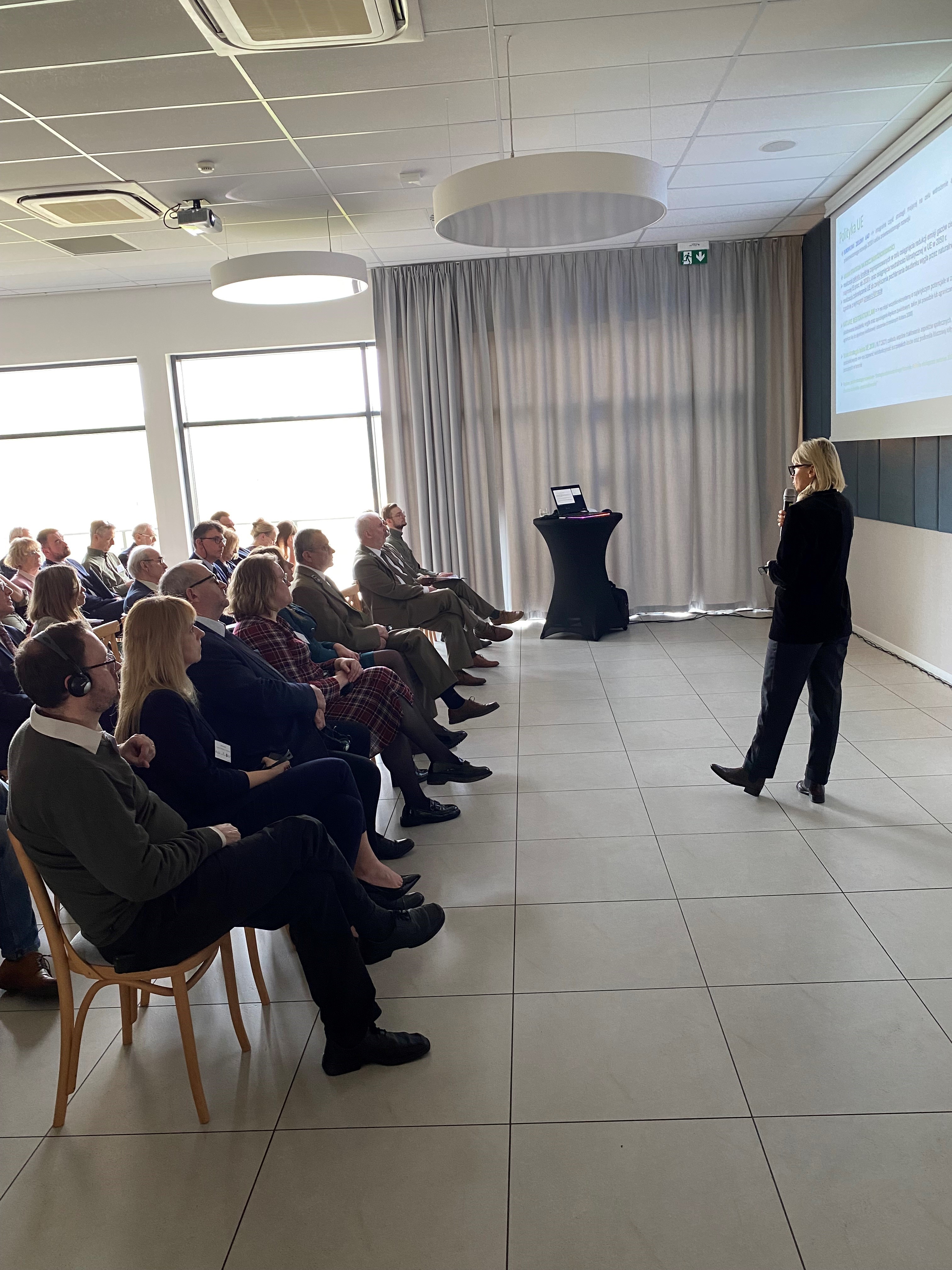Zdjęcie przedstawia uczestnik&oacute;w konferencji dotyczącej Las&oacute;w Modelowych 