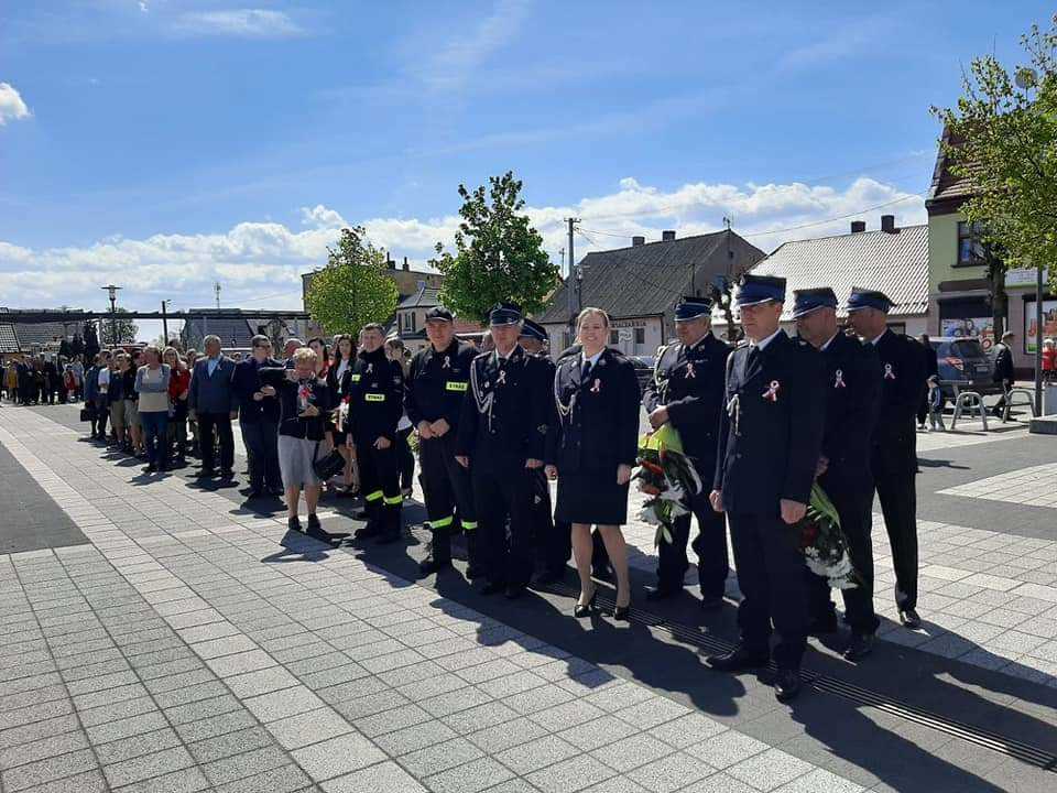 Zdjęcie z obchodów 3 Maja Na zdjęciu znajdują się delegacje z wiązankami kwiatów