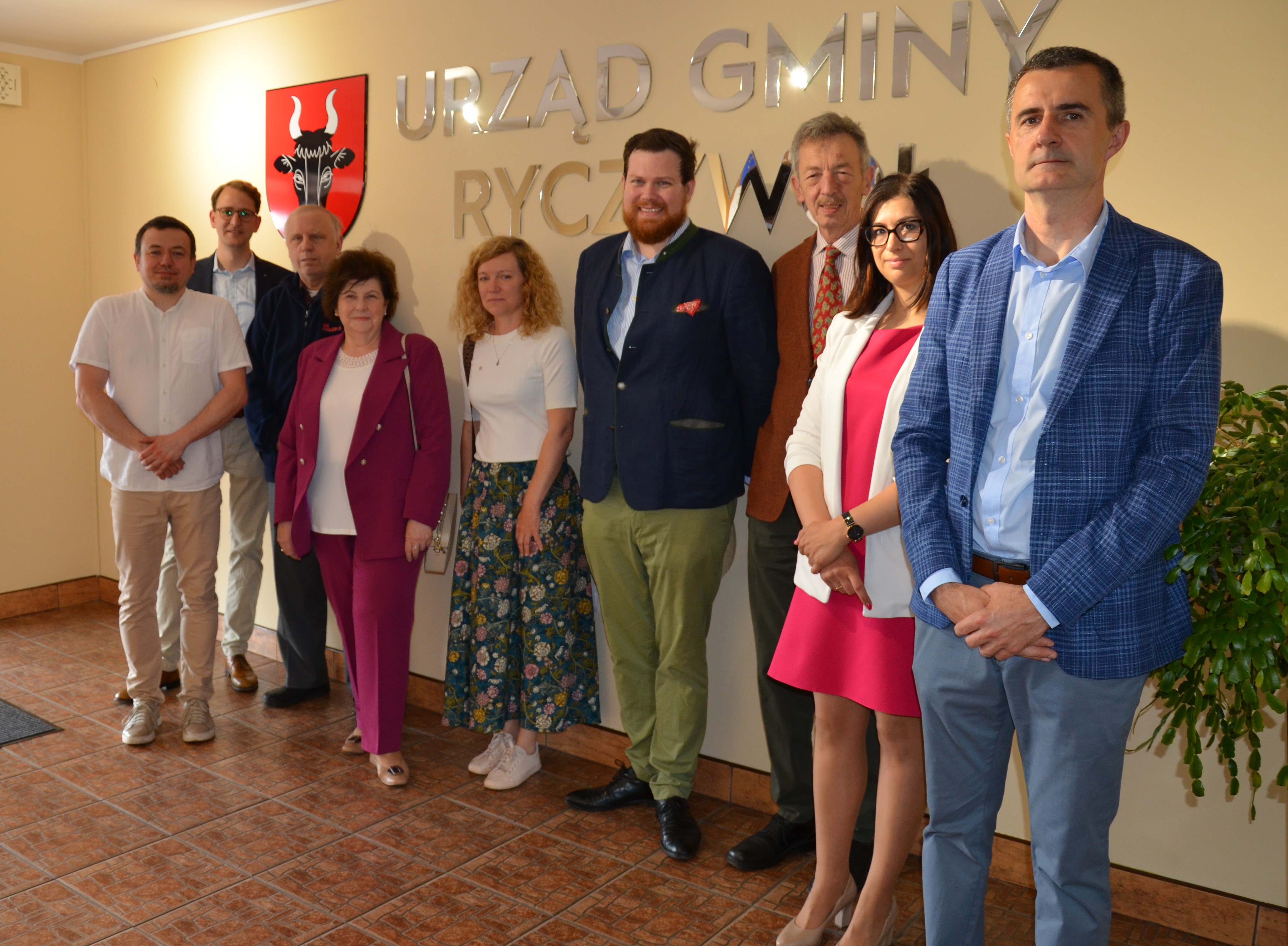 Zdjęcie przedstawia Harolda voin Koskull, Magnusa von Koskull,Christiana von Kessinger, Adama Malińskiego, Karolinę Zimną, Roberta Zimnego, Wójta Gminy Ryczywół, Zastępcę Wójta Gminy Ryczywół oraz Sekretarza Gminy w Urzędzie Gminy w Ryczywole  
