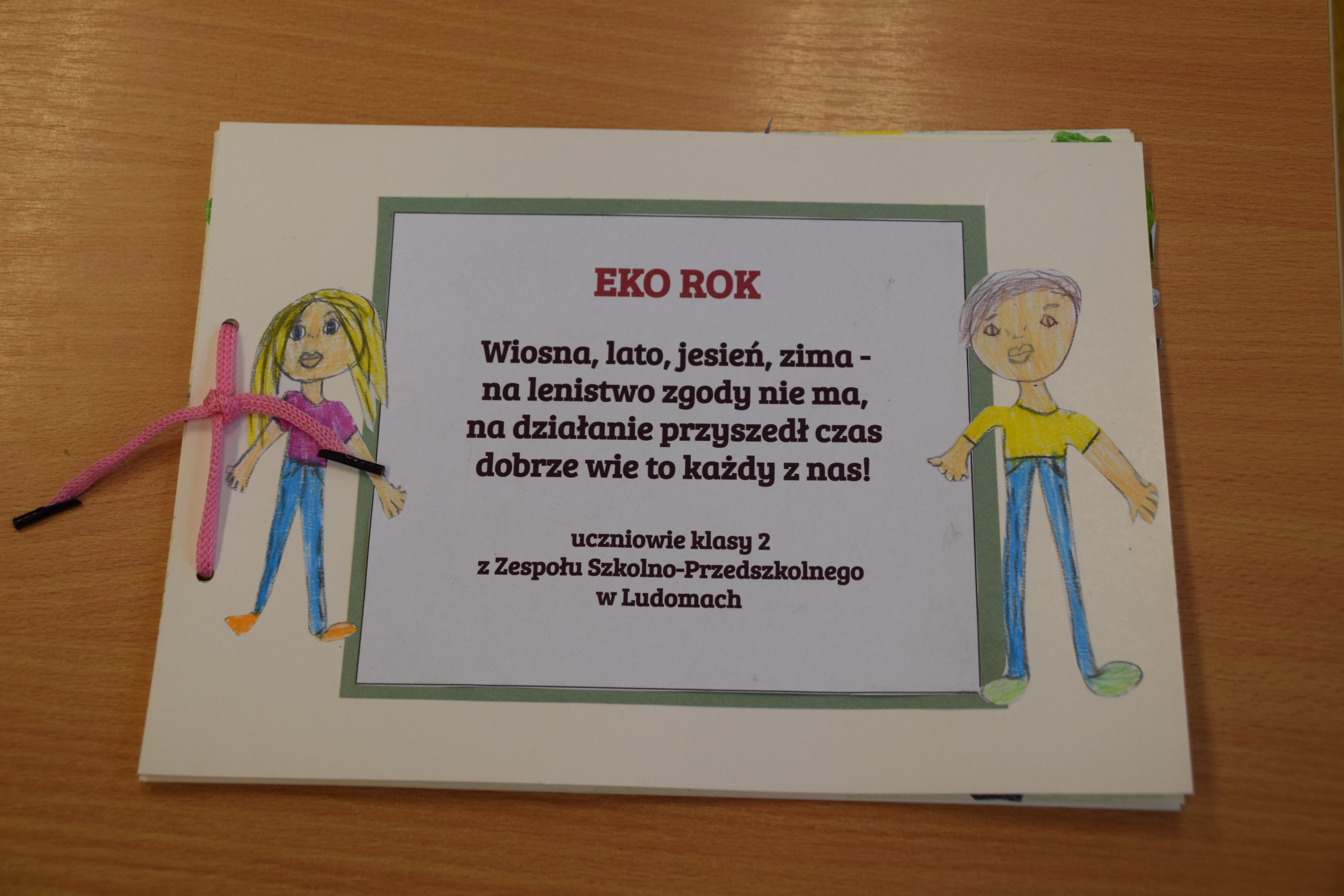 Klasa wykonała album „EKO ROK”, w którym każda plansza dotyczy innej pory roku. W sposób opisowy na każdej z czerech kart przedstawiono sposób dbania o środowisko.
