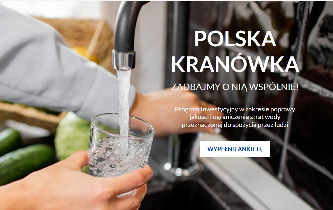 Z kranu puszczana jest woda do szklanki w tle widać rekę oraz warzywa 