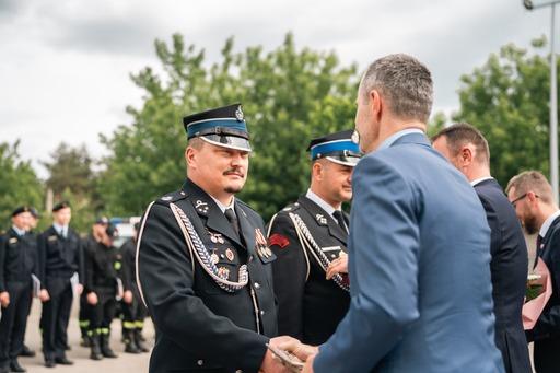 Zdjęcie przedstawia Wójta Gminy Ryczywół podczas wręczania statuetki Strażaka Roku dla Pana Przemysława Suszka 