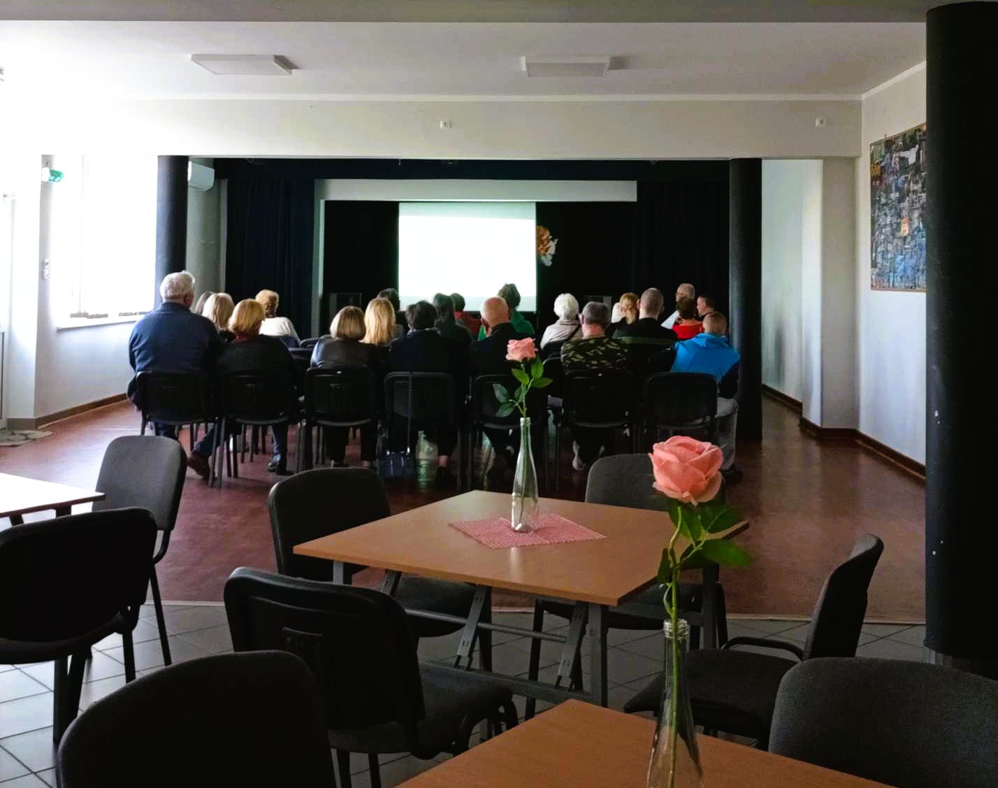 Zdjęcie ze spotkania w&nbsp;GOK dot. Synagogi oraz&nbsp;muralu, widać uczestnik&oacute;w oraz&nbsp;prowadzących.