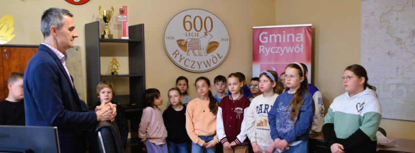 Uczniowie z&nbsp;wizytą w&nbsp;Urzędzie Gminy Ryczyw&oacute;ł
