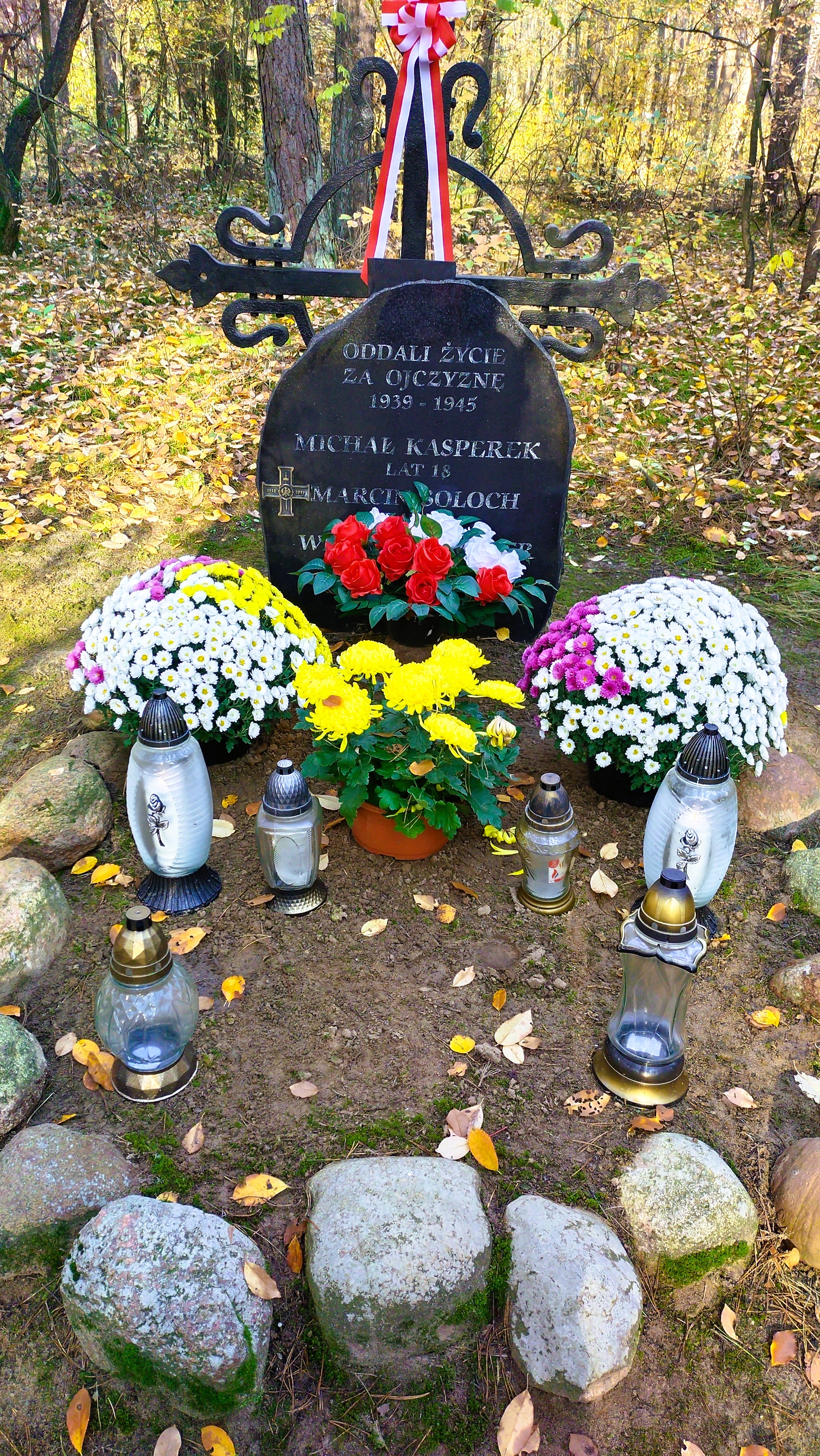 Uczestnicy Centrum Integracji Społecznej w&nbsp;Ryczywole zadbali o&nbsp;miejsca pamięci na&nbsp;terenie naszej gminy przed Narodowym Świętem Niepodległości.