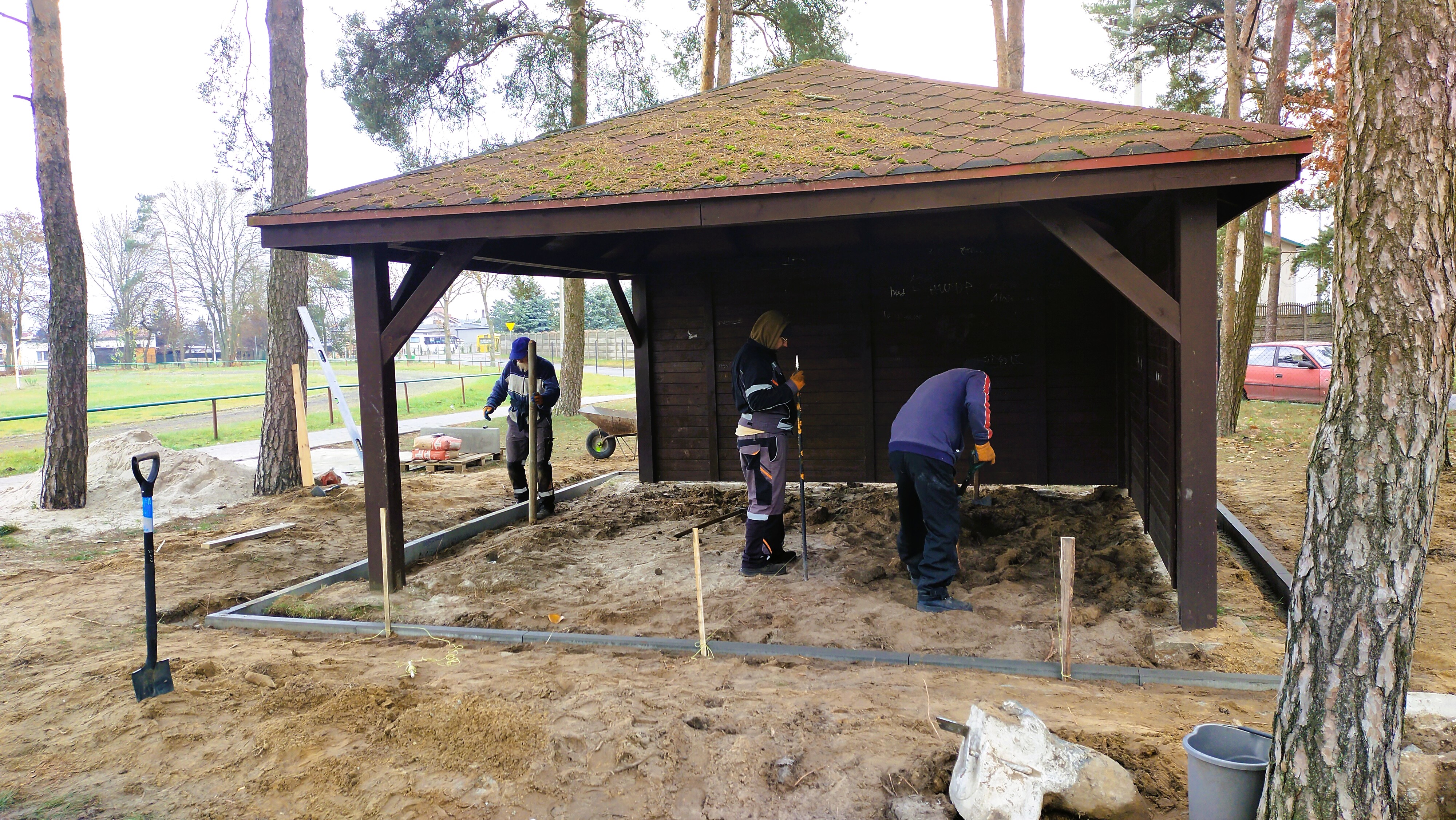 Prace przy zakładaniu kostki brukowej pod wiatą na&nbsp;stadionie w&nbsp;Ryczywole.