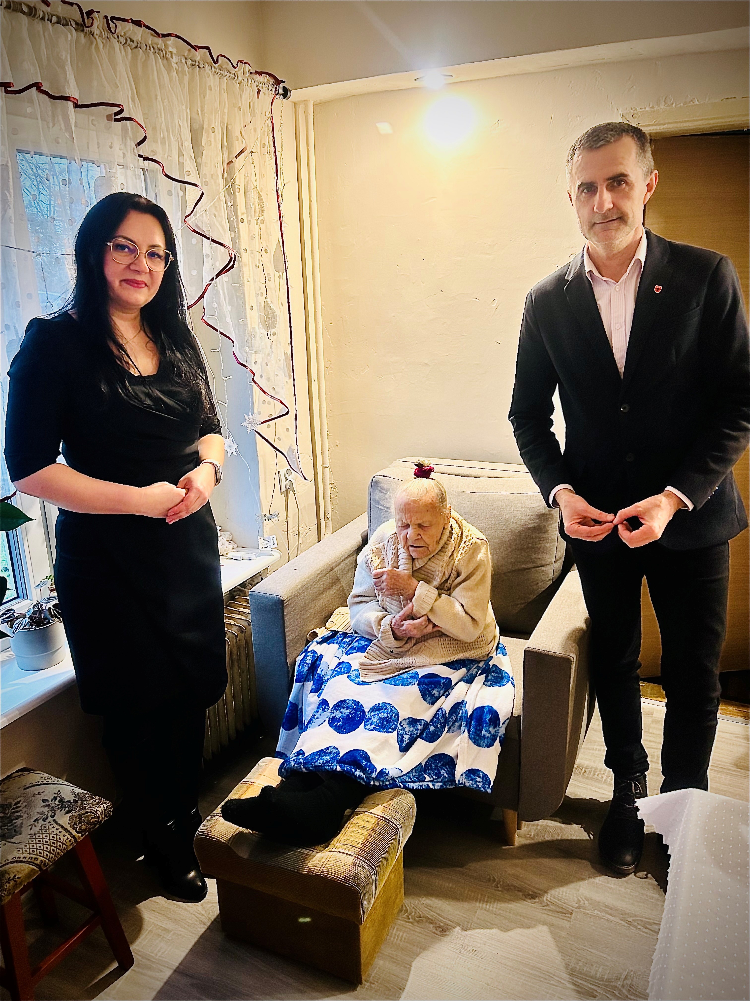 Zdjęcie przedstawia 100 letnią mieszkankę Skrzetusza- Stanisławę Misiukiewicz wraz z Wójtem Gminy Ryczywół Romanem Trzęsimiechem oraz Kierownikiem Urzędu Stanu Cywilnego Anną Piróg